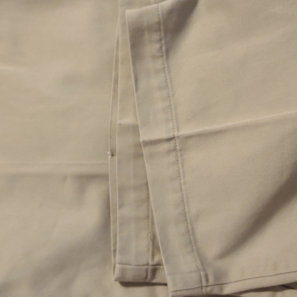 Men's Dockers Khaki Pants. Size 40X30 - Picture 4 of 6